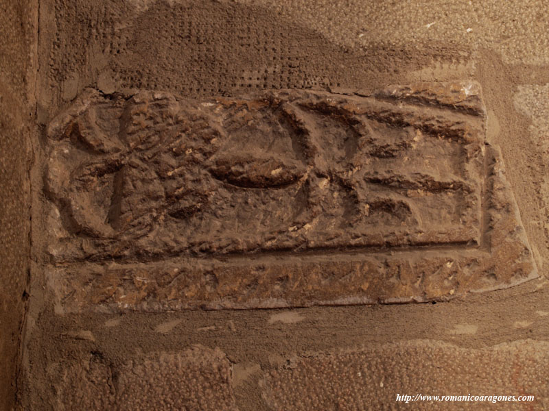 LÁPIDA FUNERARIA INCLUIDA EN MURO SUR